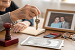 Ältere Person mit Schlüssel in der Hand