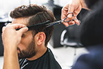 Ein Mann bekommt einen Haarschnitt