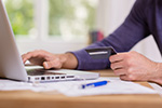 Person arbeitet auf Laptop